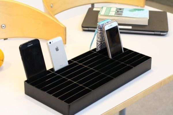 mobilrammen i sort på bord med fire telefoner
